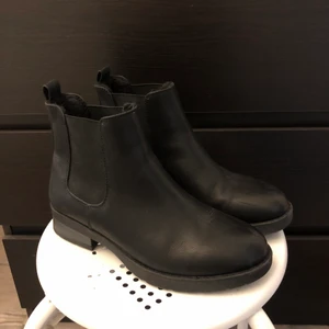 Kängor strl 37 - Fodrade vinterskori strl 37. Glömde kolla vilket märke dessa är ifrån men ifall det spelar roll så fixar jag det! 