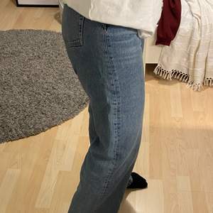 Jeans från monki i modellen yoko, blåa, strl 28, 140kr + frakten