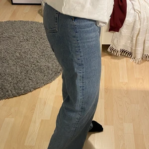 Jeans - Jeans från monki i modellen yoko, blåa, strl 28, 140kr + frakten