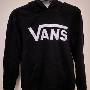 Vans hoodie  - Vans hoodie med luva. Står strl Large men skulle säga att den sitter som en S/M.   Säljes i befintligt skick