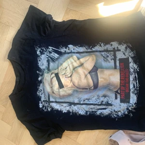 Sexig t shirt - Jätte cool T-shirt men den kommer aldrig t användning tyvärr ! Ser ut som playboy