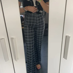 Byxor - Super snygga rutiga byxor i mjukt material. Säljer pga för stora. Frakt kan variera 