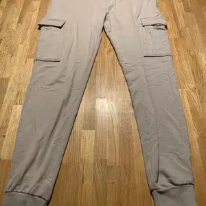 These pants Is perfect for you with keys or other small stuff. It has 4 pockets and is very cozy and flexible.