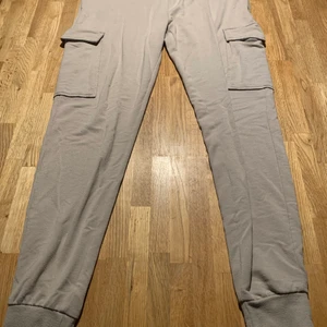 Beige sweatpants 4 pockets - These pants Is perfect for you with keys or other small stuff. It has 4 pockets and is very cozy and flexible.