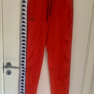 Kappa mjukisar, mjukisbyxor - Kappa mjukisbyxor, storlek M.  Väldigt unika och fina mjukisbyxor.  De är i storlek M. Jag köpte byxorna på mansavdelningen på JD men tror det är dock ungdomsstorlek.  Sparsamt använda.   Passar utmärkt för tjejer och killar. 