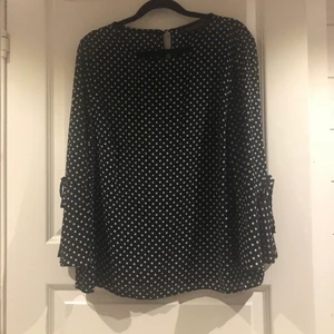 Tie sleeve - Fin blus med vida ärmar och rosetter från Dorothy Perkins. Aldrig använd. Strl 42 🤍
