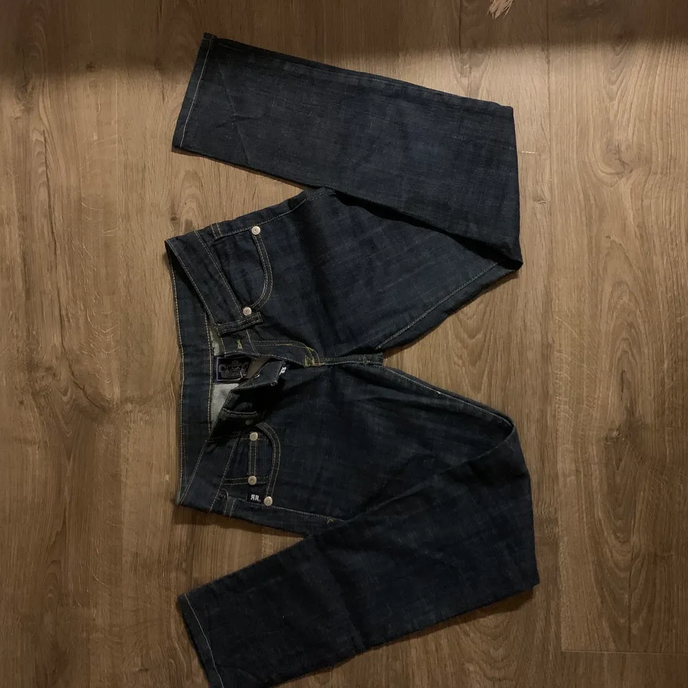 Säljer nu dessa victoria Beckham jeans !! ⚡️⚡️ säljer pga av att de är alldeles för små i låren på mig!! Strl 28 men jag som har 36 (stora lår)  fick på mig de!! Dem är låg midjade o skit snygga!!💗 skriv för fler bilder eller andra frågor!!⚡️ om många är intresserade så startar jag budgivning!💗 Buda eller köp direkt för 300+frakt💕💕 högsta bud 170!!. Jeans & Byxor.