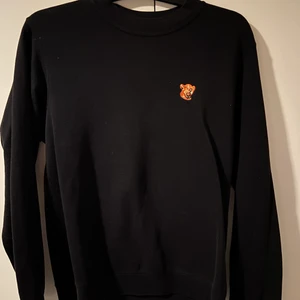 simpel hov1 sweatshirt lejon - säljer min älskade hov1 merch då den tyvärr inte kommer till användning, väldigt fint skick, köpt för några år sedan från hov1s hemsida, köpt för 500kr💞 säljer för 250 då den är svår att få tag på❤️ plus frakt 
