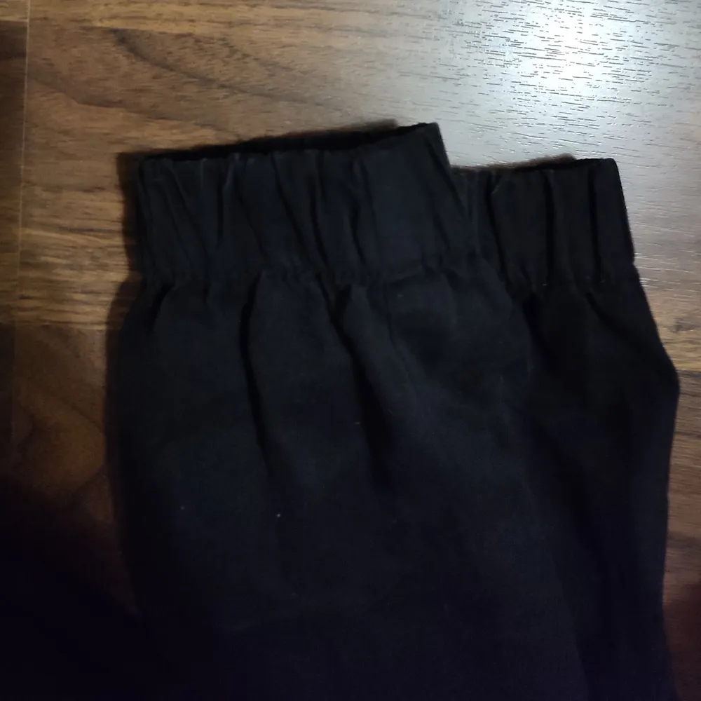 Jag säljer de hära fina cargo byxor i storleken 34. De är i nyskick eftersom jag har använt dem en gång.🥰 De är jätte mjuka och håller värmen ganska bra.✨Köparen står för frakt.✨. Jeans & Byxor.