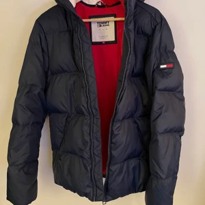 tommy hilfiger jacka - inköpt förra vintern för runt 3000:-. knappt använd och är i princip nyskick. bud från 800:-, köp direkt 1200:-, strl M och är marinblå i färg.