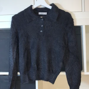 Fluffig tröja Zara storlek M - Fluffig tröja köpt på Zara i bra skick. Är i färgen svart. Väldigt mysig nu till hösten 🤍