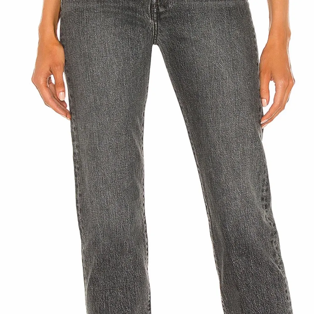 Levis jeans i modellen ”wedgie straight” i en grå färg. Storlek 25 och i fint skick, jättesköna och sitter superbra! Pris kan diskuteras vid snabb och enkel affär☺️ (jag är ca 170 och slutar runt fotknölen på mig). Jeans & Byxor.