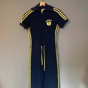Byxdress från adidas - Ovanlig och cool retro byxdress från adidas med dragkedja och snörning i midjan. Benlängden går ungefär till knät. Använd vid ett tillfälle vid en föreställning. Spana gärna in mina andra annonser för samfrakt!