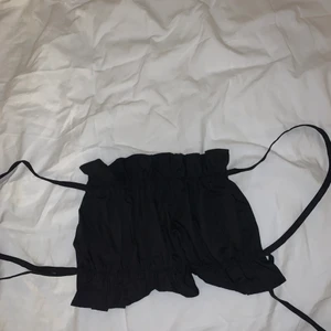 Snygga ny topp - Säljer denna snygga oanvända topp. Man knyter banden på ryggen så de är öppen rygg. Helt ny, oanvänd. Storlek S. Fråga om de något ni undrar över💕💕💘