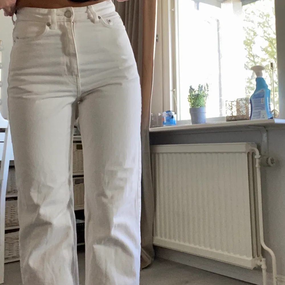 Vita jeans från weekday som har blivit för små för mig ( storlek 25 ) Modell: Rowe high waist 🤍 100kr + frakt 66kr 🤍 orginalpris 500kr 😇- pris kan diskuteras då jag helst vill bli av med dem. Jeans & Byxor.