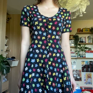 Klänning  - Så gullig blommig klänning från pop boutique!! 🐛🦋 klänningen har ett snöre i bak som man kan knyta så den passar fler storlekar! frakt tillkommer🫀