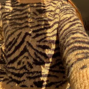 Jättefin tigermönstrad tröja perfekt nu till hösten. Köpt från h&m, ganska gammal men i bra skick. Finns dock en defekt i ena ärmen vilket man ser i tredje bilden. Dm för mer info <3