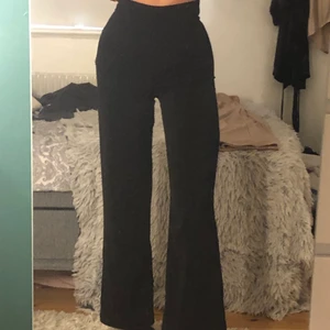Kostymbyxor - Säljer mina snygga kostymbyxor som formar kroppen väldigt fint då de tyvärr blivit för små! Har gått sönder lite nedanför dragkedjan, inget som syns på dock, (se bild 3) men dragkedjan fungerar som vanligt👍🏼 stl 34. Säljer för 80 kr+frakt