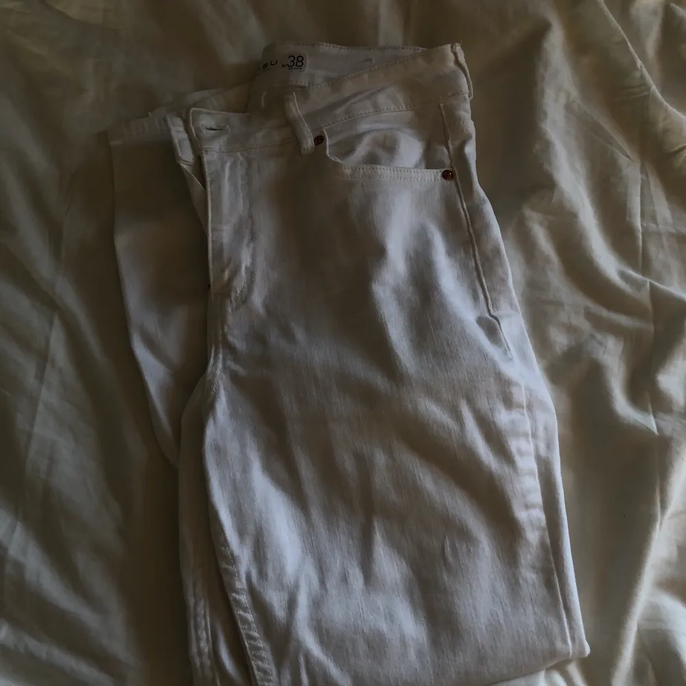 Vita Jeans från New Yorker, som blivit för korta för mig som är 176 cm😞 Passformen är lite mer åt det tighta håller men ändå inte, om du undrar över något så är det bara att fråga🌸. Jeans & Byxor.