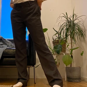Kostymbyxor från Bläck - Supercoola kostymbyxor med bra längd. De är i storlek 48 men passar mig som vanligtvis är storlek 36 (med skärp) 