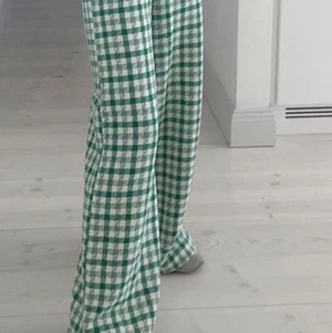 Rutiga Zara byxor i en grön/vit färg - Byxor i en vid modell ifrån Zara. Grön/vit rutiga! Byxorna är inköpta hösten 2020 och sålde slut fort! Dem är endast använda vid några enstaka tillfällen och är därmed i magiskt skick! Byxorna är en hellång modell! 