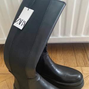 Säljer ett par helt nya Zara boots, säljs eftersom jag fick fel storlek. Storlek 41, men passar 40 också. Som sagt helt nya och aldrig använda. Frakt betalar säljaren. Ny pris 1295kr.