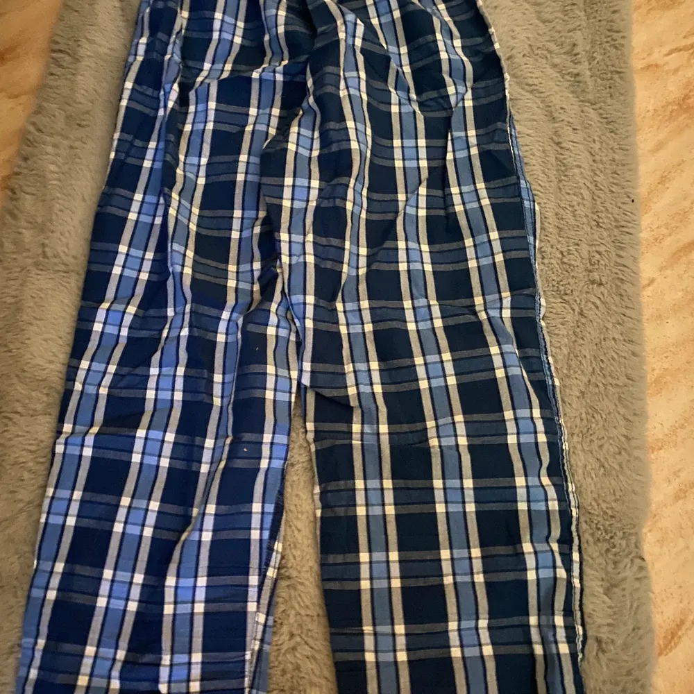 Dessa pyjamasbyxor är väldigt sköna, men tyvärr för korta för mig. Stl 170 sitter som xxs på mig. Köpare står för frakt. . Jeans & Byxor.