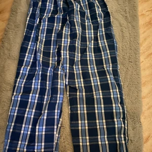 Mjukisar  - Dessa pyjamasbyxor är väldigt sköna, men tyvärr för korta för mig. Stl 170 sitter som xxs på mig. Köpare står för frakt. 