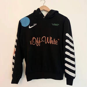 Off White hoodie - Off White hoodie, Str M/L, Modell: Herr, skick: Fint skick, pris: 1000kr.  Kolla gärna in mina andra inlägg, Vid intresse av fler varor så fixar jag ett bra paketpris! 