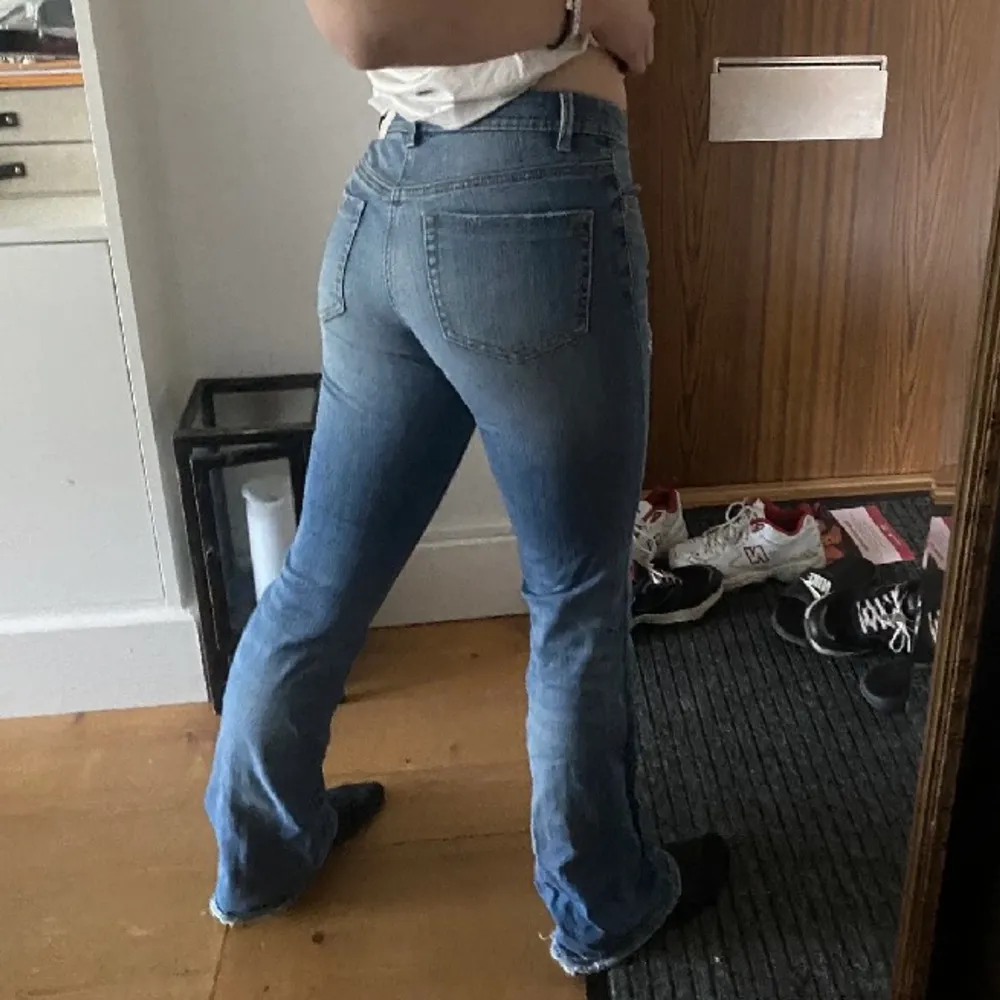 Super fina jeans från odd Molly i storlek 34. Endast använd ett fåtal ggr och säljs eftersom de är för små för mig. Nypris 1500kr. Jeans & Byxor.