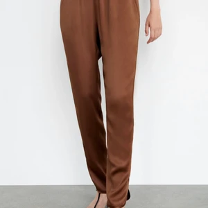 Bruna byxor - Jätte snygga byxor från Zara som tyvärr är för små för mig. Helt oanvända☺️