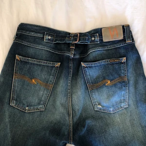 Nudie jeans  - Jättecoola vintage nudie jeans. W34 och L34, men går att spänna därbak så de blir mindre, går nog ner till W30 helt åtspända. Ger snygg oversized och lågmidjad passform för mindre storlekar.