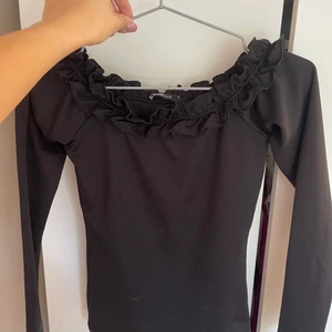 Fetstil from Gina Tricot  - För liten för mig, lite ”trasig” därav priset. Offshoulder