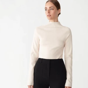 Turtleneck tröja från WERA i strl M - En stickad turleneck tröja i strl M från WERA. Perfekt passform, sitter superfint vid halsen och materialet är superskönt! Nypris 500kr, jag säljer för 200kr!🤎 köparen får stå för frakten🤍