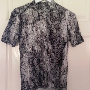 T-shirt med ormpint - Snygg tröja endast använd 1 gång, jättestretchig och lite turtle neck! 🐍💚
