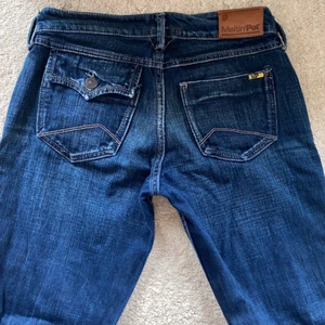 Meltin pot low waist jeans strl xs - Normalt skick , super snygga low waist med boot cut. Dessa har varit mina favoriter men har blivit för små. Jag var 165cm när de passade mig och skulle säga att de passar 160-168 ish. Nypris ca 700kr