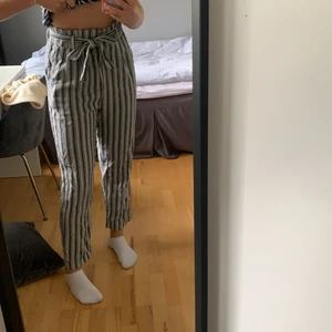 Linnebyxor i storlek 38 - Ganska loose-fit linnebyxor med knytning där fram, går till anklarna om man är 173 cm lång(se bild). Byxorna är aldrig använda, endast testade, dock ingen prislapp kvar 