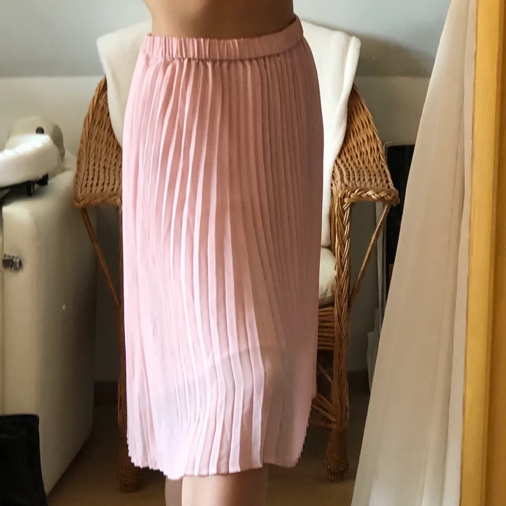 En söt rosa kjol från ”JUST” med insydd underkjol. Som ny!. Kjolar.