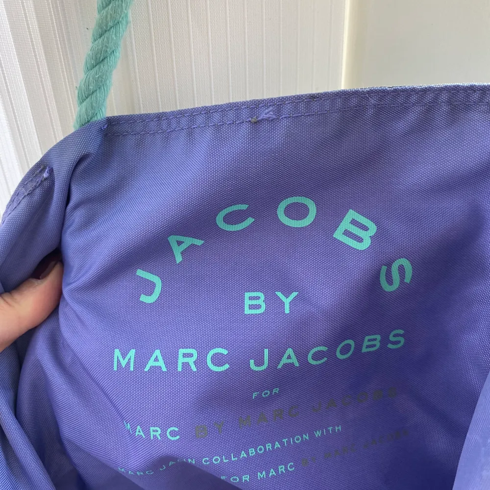 Marc Jacobs strand väska…..stor och fin 💚💜💚💜💚. Väskor.