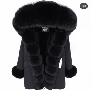 Populära Naya Parka Jackan  - Säljer den populära naya parka jackan i bra skick och fortfarande som ny. Säljer pga att jag inte passar i den pga att jag gått ner några storlekar, samt att en sån fin jacka borde vara till användning. Funkar även som S beroende på din kroppsbyggnad. 