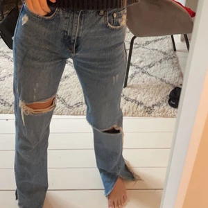 Straight jeans - Jeans med hål och slits, finns inte längre att köpa men från pull & bear ❤️‍🔥