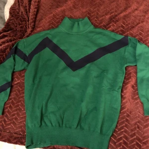 Turtleneck tröja - Väljer att sälja denna unika tröja eftersom den bara har legat i min garderob det senaste året. Den har använts en del men finns inga fel med den, så den är precis som ny🥰 skickar mer än gärna fler bilder om så önskas💕