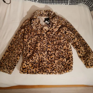 Aldrig använd vinterjacka - Lappen sitter fortfarande kvar! Ord pris 400kr, fick i julklapp förra julen, inte min stil, aldrig använd.