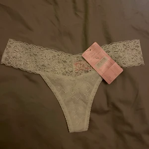 Hunkemöller stringtrosor  - Helt nya Hunkemöller stringtrosor med lapparna kvar. Säljes pga köpte fel storlek. Priset är inklusive frakt.
