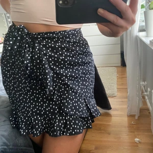 Svart kjol - Säljer en kjol som inte kommer till användning. Den är i storlek M men sitter som S. Den har ett litet hål som inte syns och därav säljer jag den för 50kr+frakt