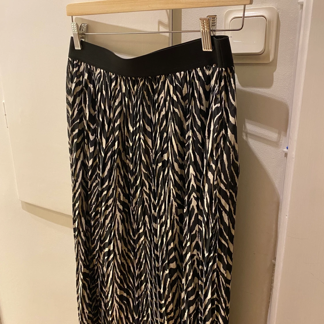 Kjol i zebramönster från JDY - 90