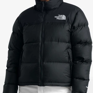  - Säljer min The North Face jacka, inköpt förra vintern. Jackan är i nyskick och sparsamt använd. Buda privat till mig!💗