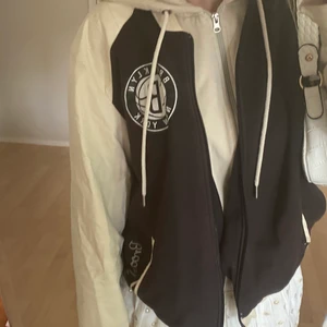 Collegejacka - Brooklyn nets jacka från adidas. Storlek M. Väl använd. Nypris 899:-