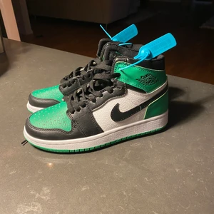 Jordans - Säljer mina oanvända Jordans 1 mid i grön färg. Köparen står för frakt✨❤️