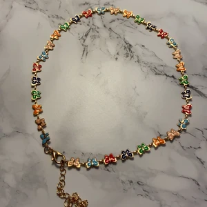 Halsband - Jätte fint halsband med fjärilar och guldiga detaljer. Har aldrig kommit till användo för mig. 💖